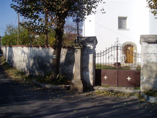 Kříž u vstupu do Zbynického kostela